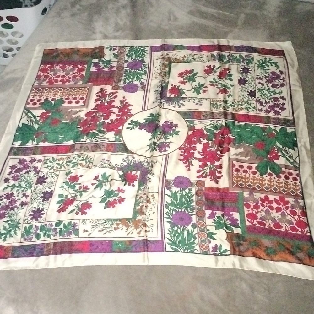💝Oscar De La Renta beautiful silk scarf. Perfect colors for 🍂 fall🍁